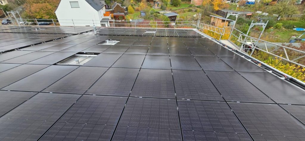 Dach des ADMEDIA-Reha- und Pflegezentrums Plauen mit PVT-Modulen von Sunmaxx