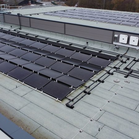 Energetische Sanierung Schwimmbad Nahaufnahme PVT-Flachdachanlage mit Verrohrung Copyright Giersch