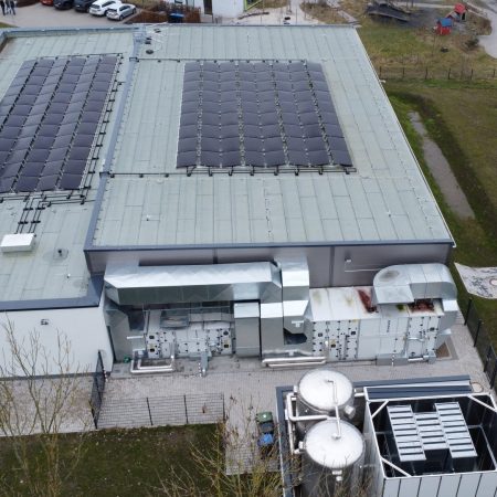 Energetische Sanierung Schwimmbad Drohnenaufnahme Gebäude mit PVT-Flachdachanlage Copyright Giersch