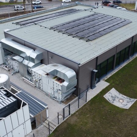 Energetische Sanierung Schwimmbad Drohnenaufnahme vom gesamten Gebäude und kompletter PVT-Flachdachanlage Copyright Giersch
