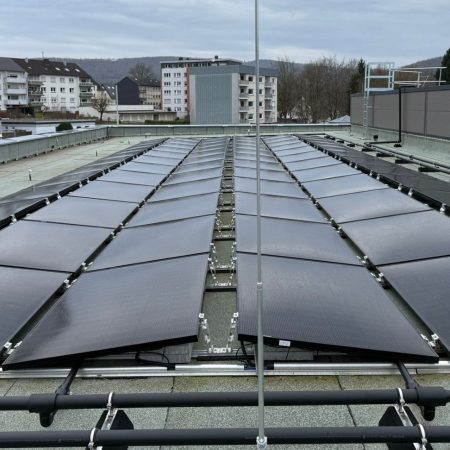 Energetische Sanierung Schwimmbad Frontalansicht PVT-Flachdach-Installation Copyright Giersch