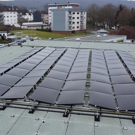 Energetische Sanierung Schwimmbad Teilansicht PVT-Flachdachanlage Copyright Giersch