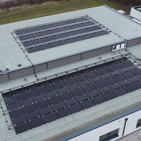 Energetische Sanierung Schwimmbad Blick auf die gesamte PVT-Anlage von oben Copyright Giersch