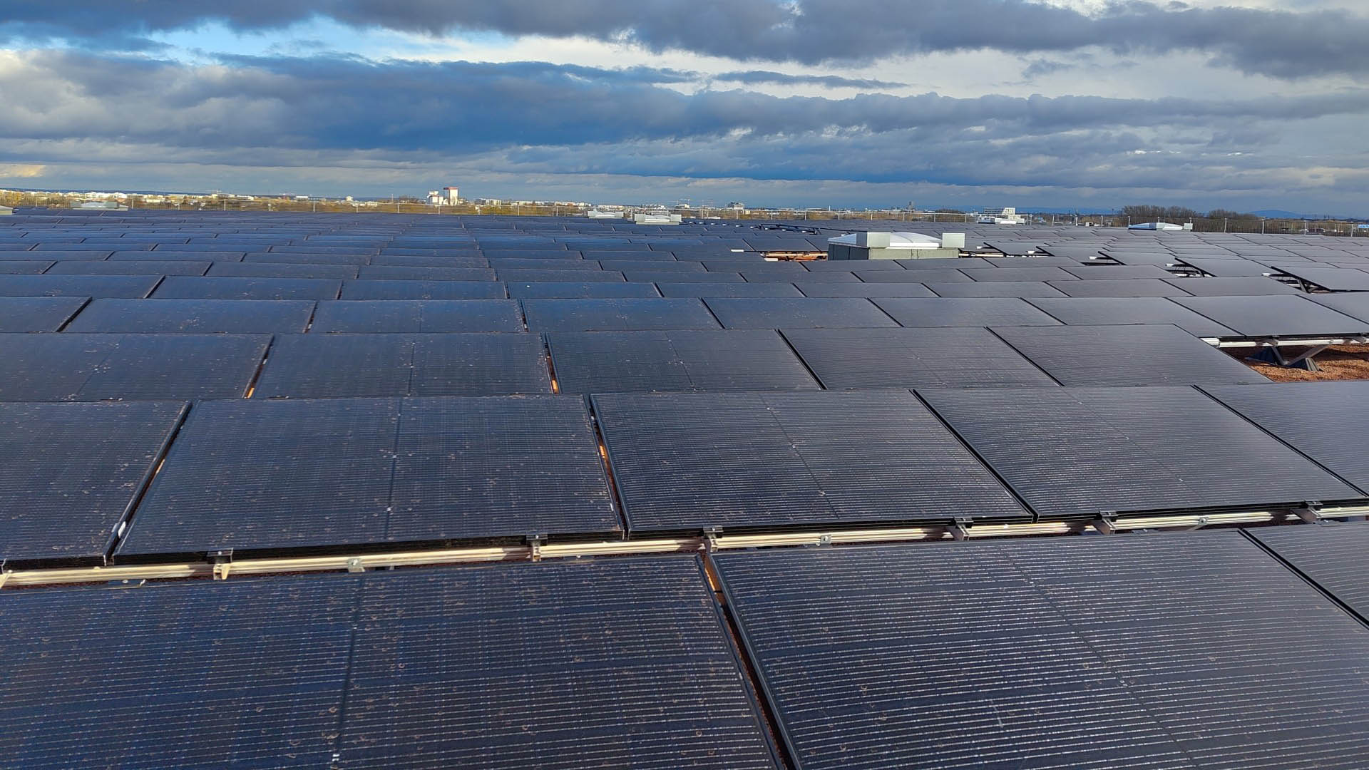 PVT Großanlage klimaneutrale Sportarena mit Erdsonden Frontalansicht Wien