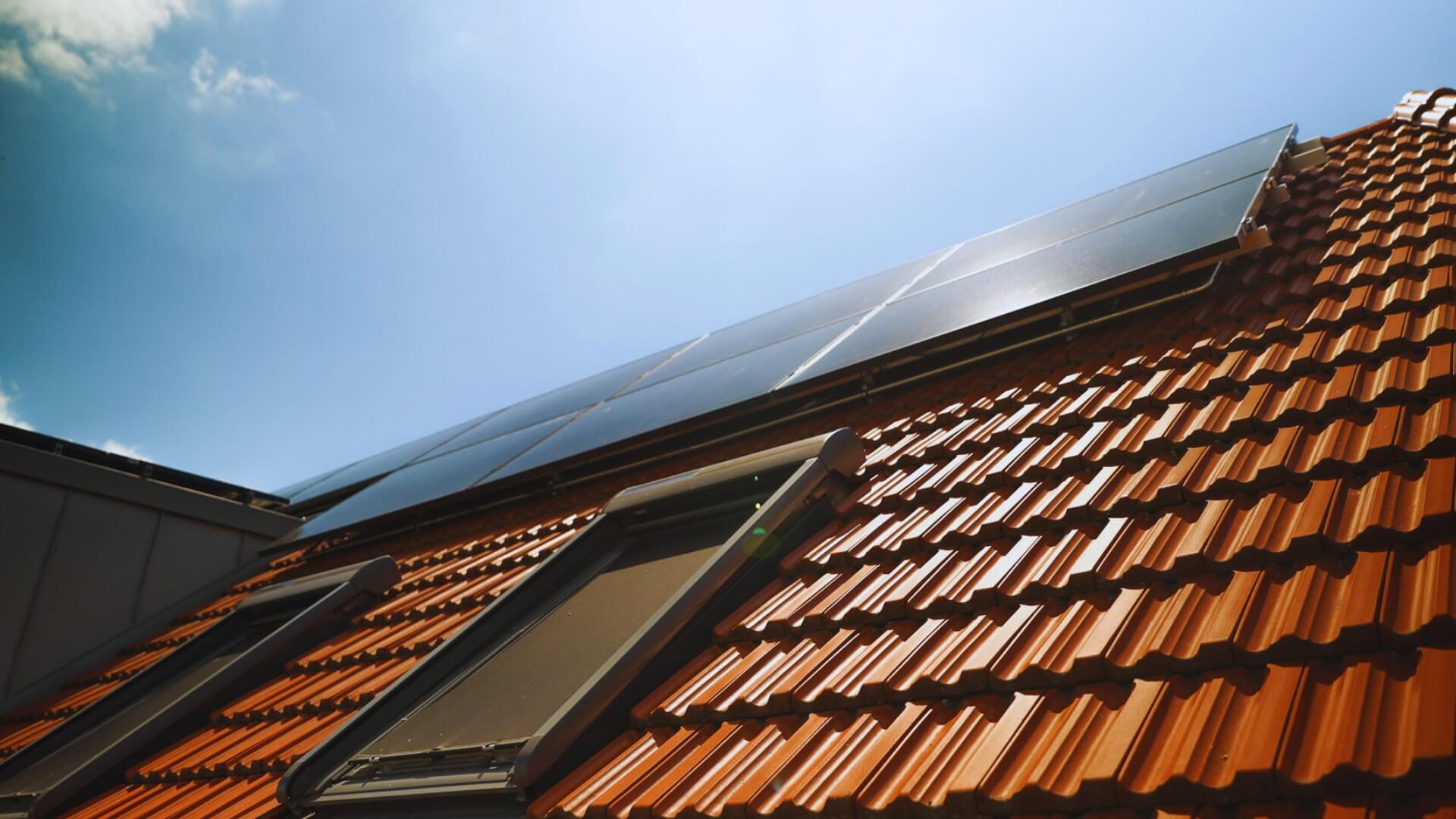 Sunmaxx hybrid modules in combination with brine heat pump and ground probes on multi family home in Berlin