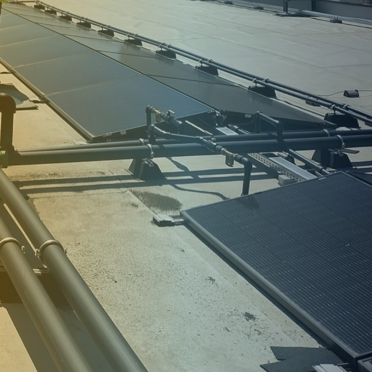 Ausschnitt PVT-Großanlage mit Rohrsystem PVT für Planer