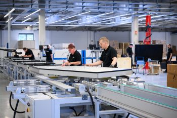 Sunmaxx Mitarbeitende an der PVT-Produktionslinie